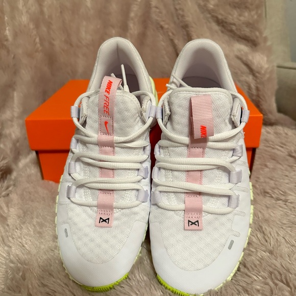Women’s Nike Free Metcon 5 White/Crimson Size 5.5 - Picture 2 of 5